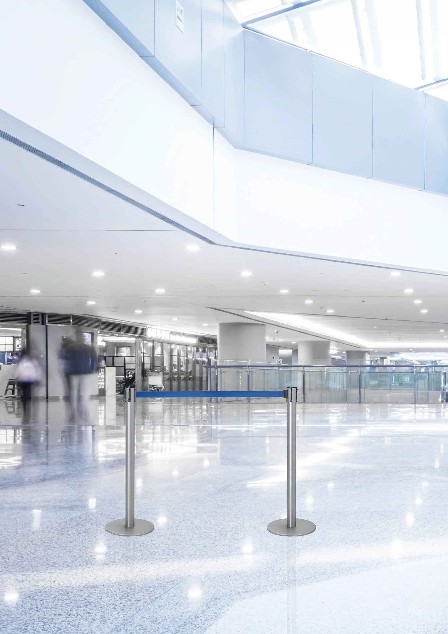 Coluna em Inox com Fita Extensível em espaço moderno, ideal para demarcar áreas.