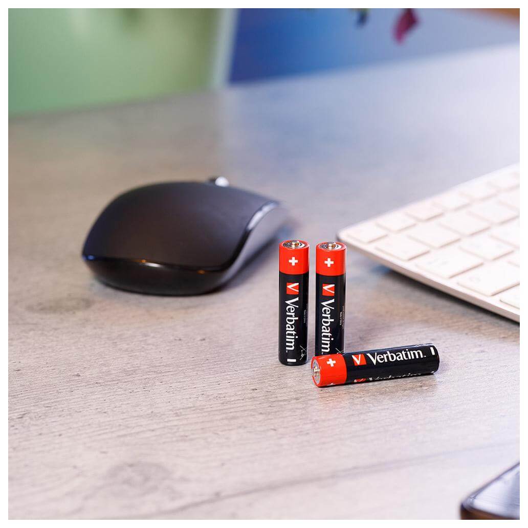 Pilhas Alcalinas AAA LR03 Verbatim em uma mesa com um mouse e teclado ao fundo.
