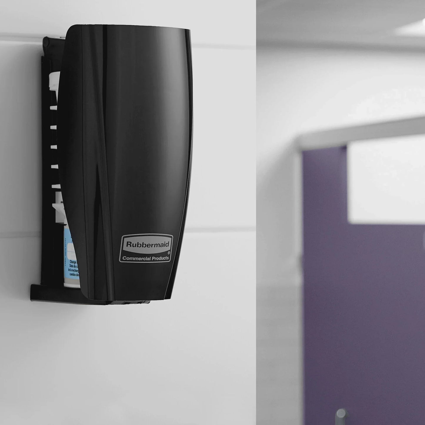Ambientador Contínuo Rubbermaid TCELL instalado em parede, oferecendo fragrância contínua e refrescante.