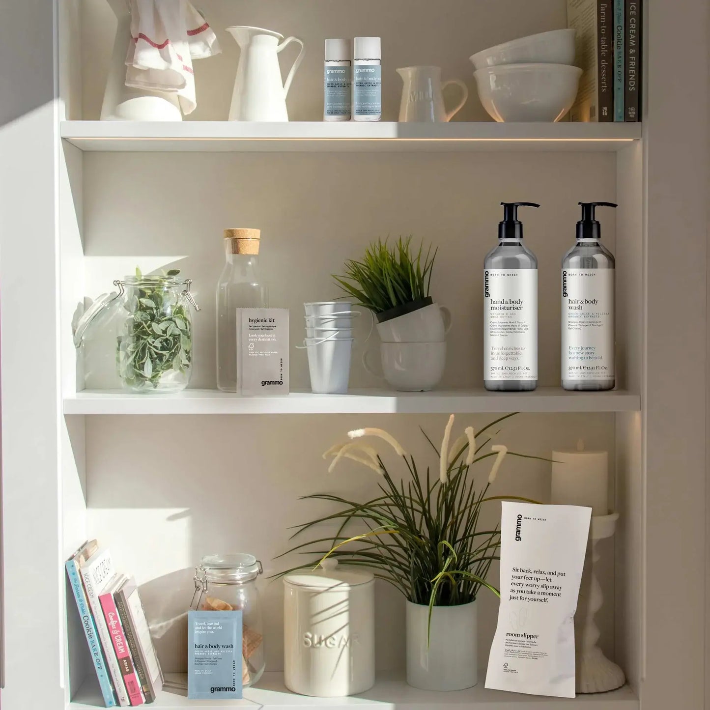 Estantes com produtos de beleza e cuidados pessoais, incluindo frascos, plantas e livros.