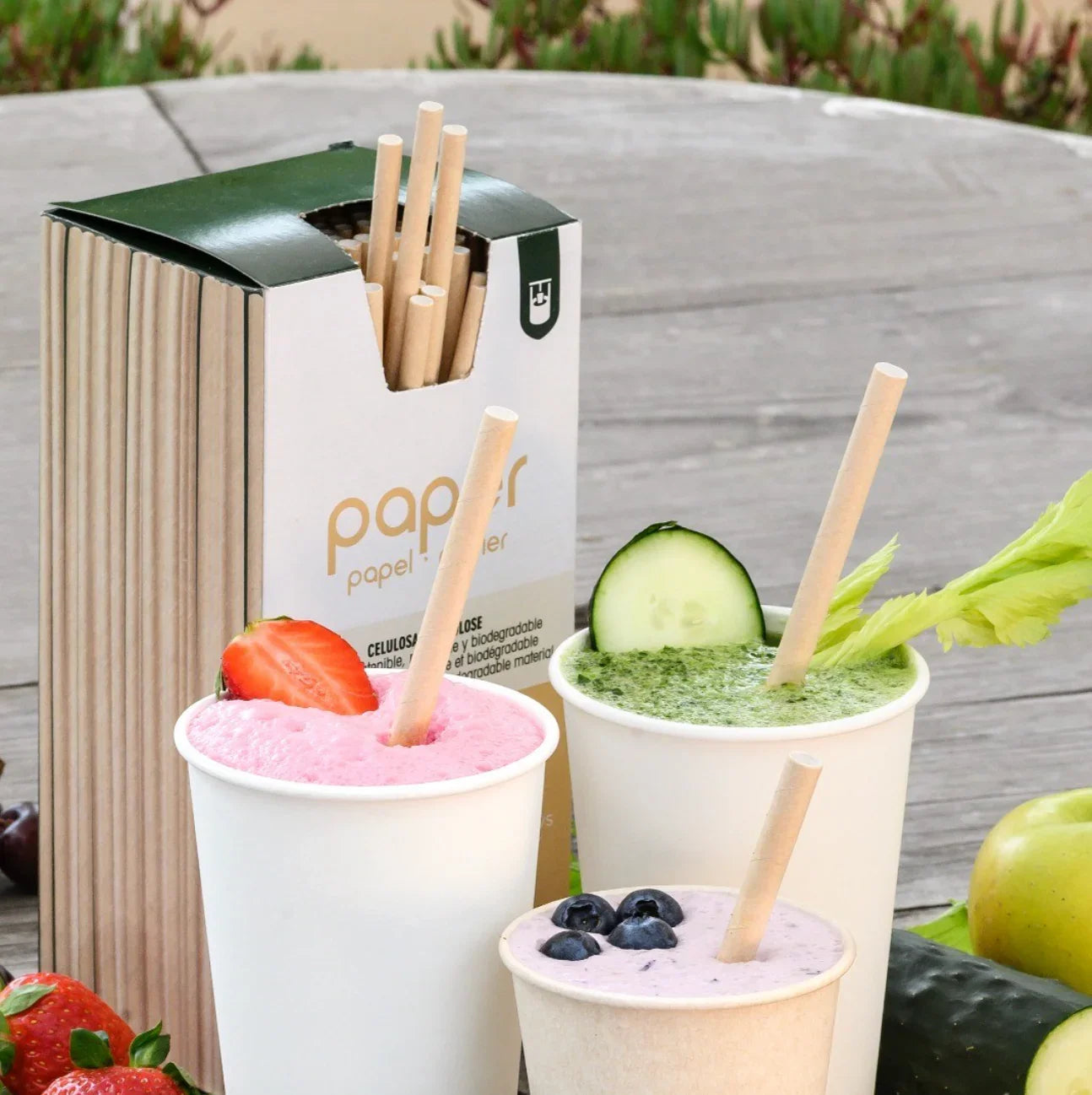 Palhinhas Papel Cores Flexíveis Individuais 20cm em embalagem com bebidas em copos de papel, para uso profissional