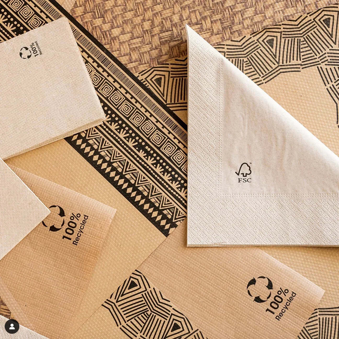 Molheira Kraft com Tampa rPET 60ml em fundo com guardanapos recicláveis e padrões decorativos.