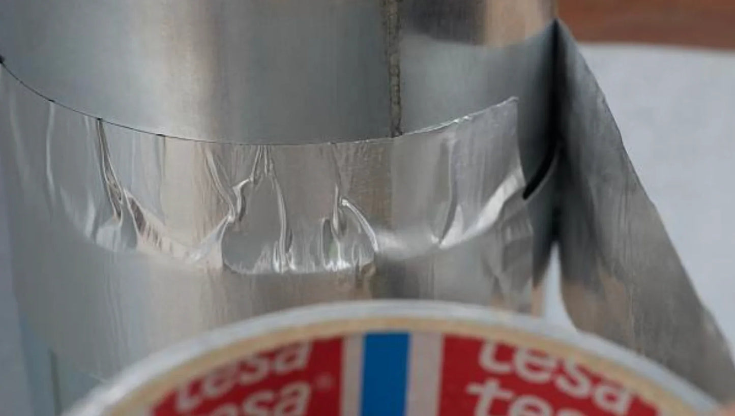 Fita Adesiva Isoladora de Alumínio tesa® aplicada em superfície metálica para reparação eficiente.