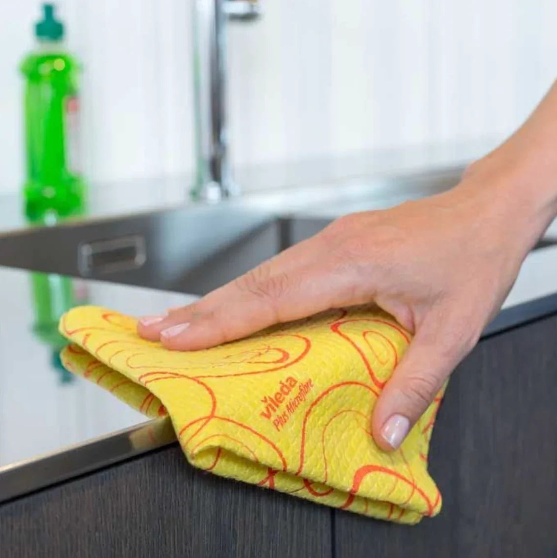 Panos Multiusos Sintético Vileda Suave sendo utilizado para limpar uma superfície de cozinha.