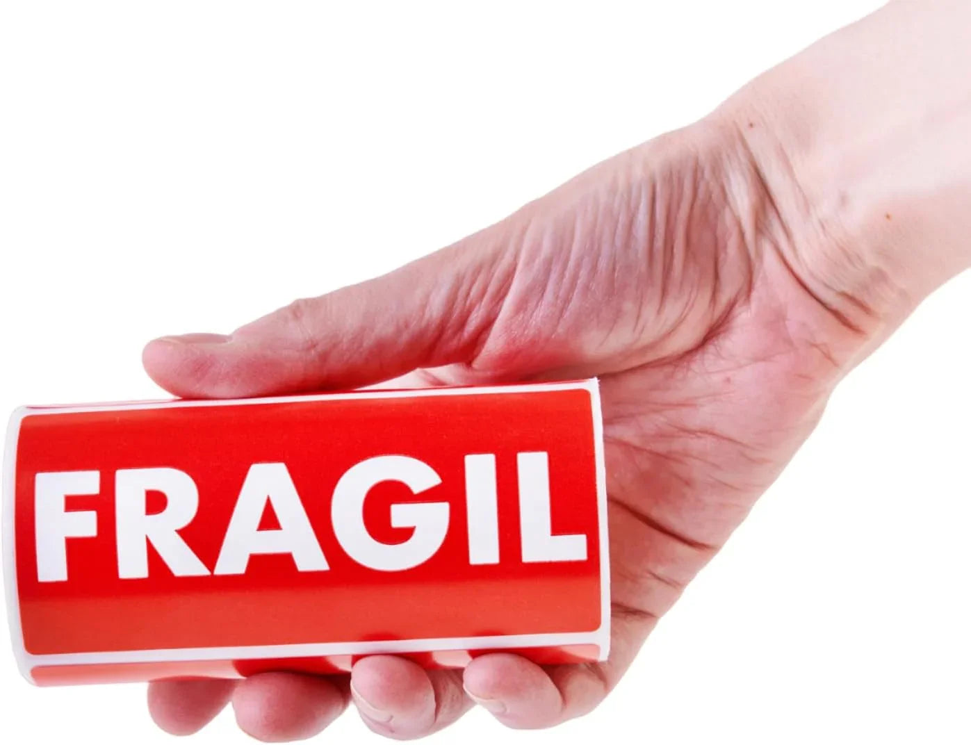 Etiqueta Adesiva para Embalagem Frágil em mão, destacando a importância de manuseio cuidadoso.