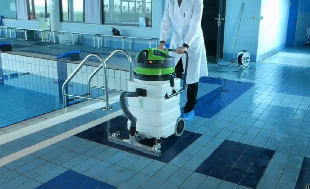 Aspirador de Pós e Líquidos Profissional IPC GC 2-90 W&D em utilização numa piscina publica