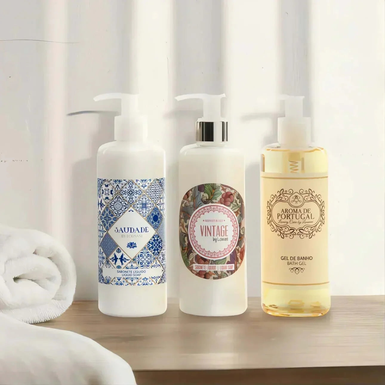 Produtos de banho Saudade Gel de Banho e Champô, Vintage e Aroma del Portugal em frascos sobre uma mesa.