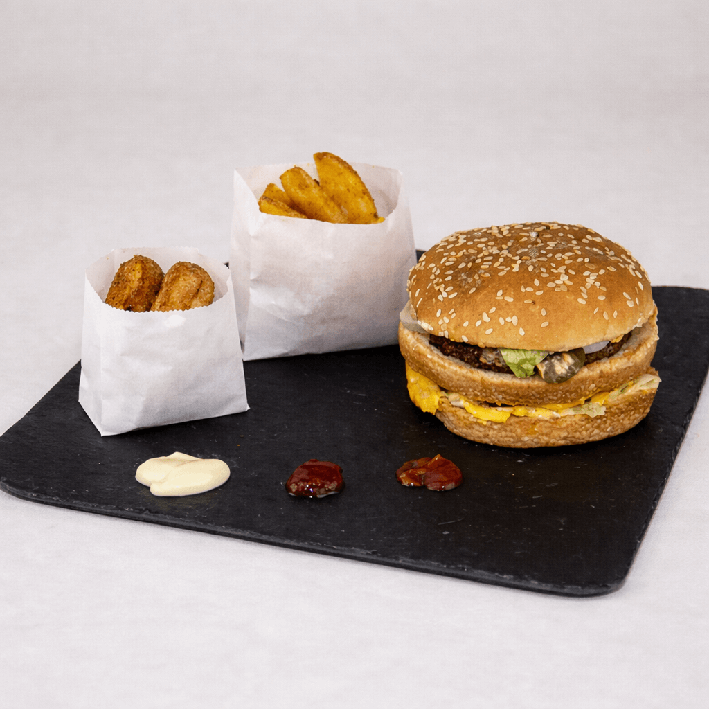 Papel Bolsa Anti-Gordura Branca 9x12 cm com hambúrguer e batatas fritas em apresentação de comida.
