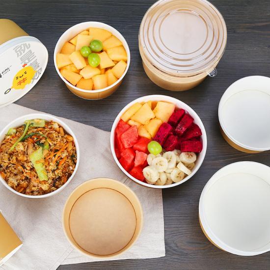 Saladeira Kraft 750ml com Tampa Take Away com alimentos frescos, ideal para take away em restaurantes e catering.