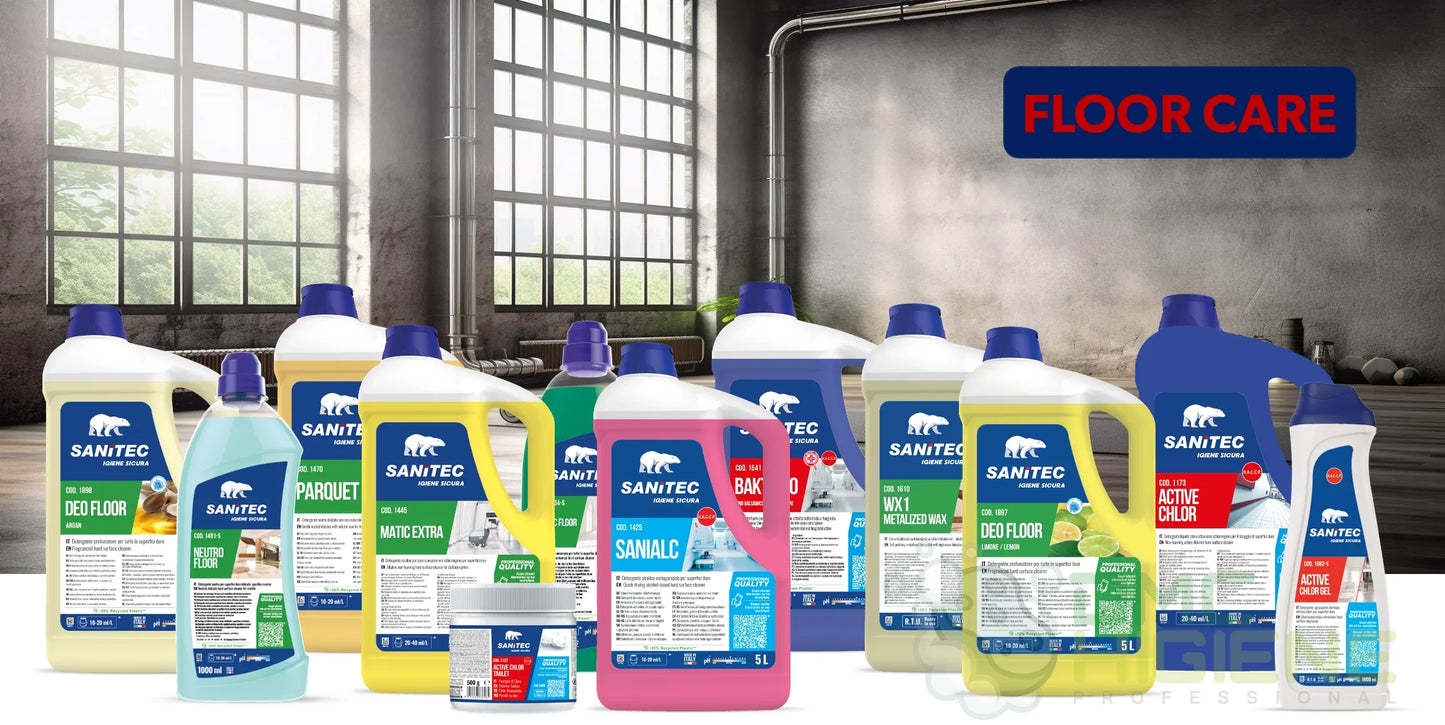 Vários produtos de limpeza SANITEC para cuidados de pavimentos e áreas alimentares.