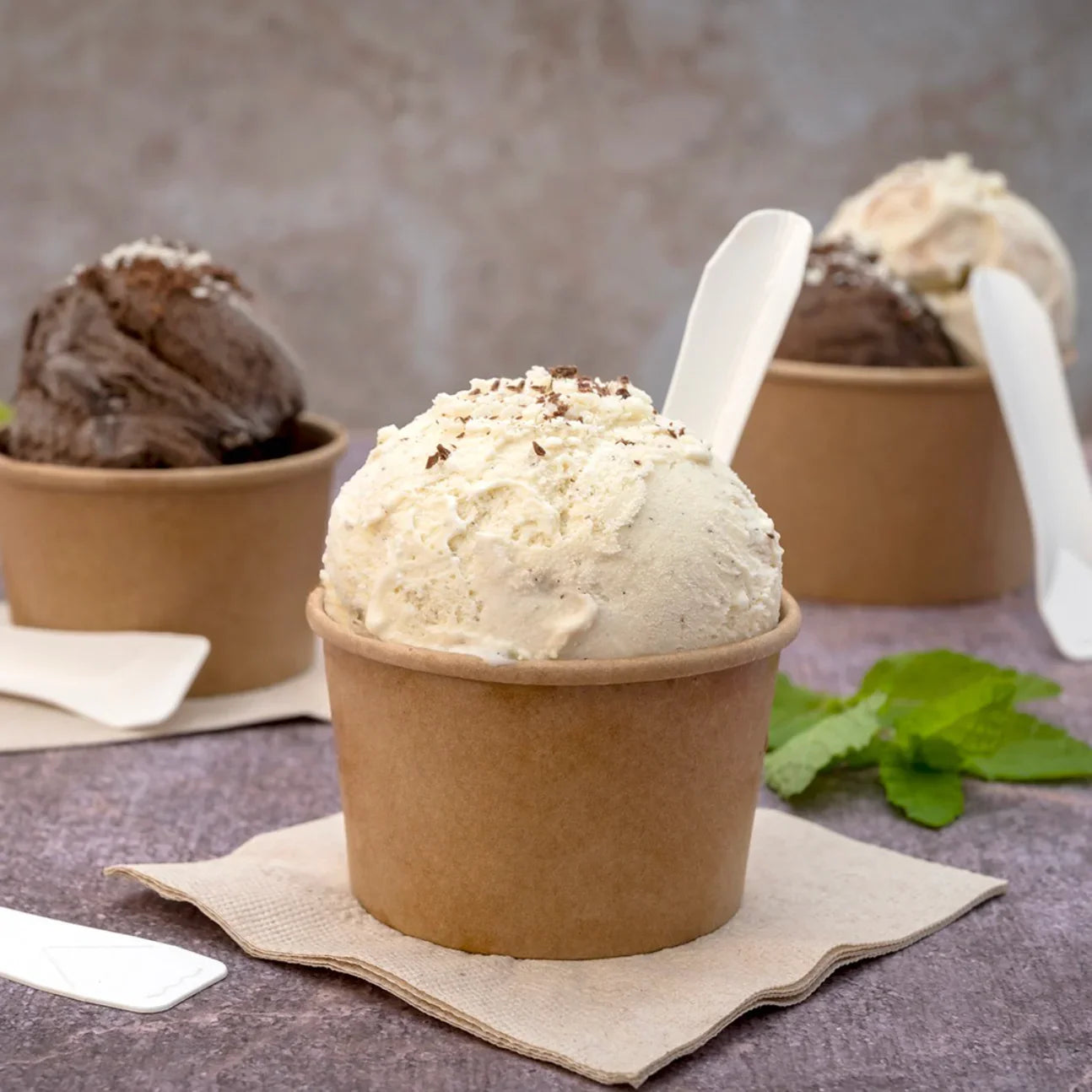 Taça de Cartão Kraft para Gelados 150ml (50un) com gelado servido, descartável e versátil para sobremesas.