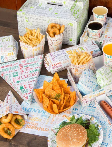 Saquetas Papel Decoradas Parole com alimentos, incluindo hambúrguer, anéis de cebola e fritas para take away.