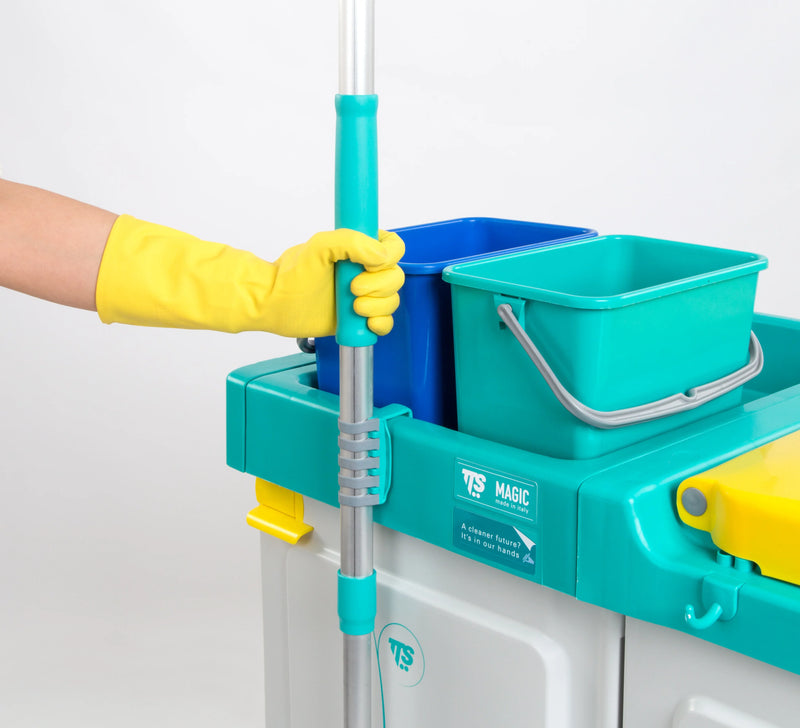 Suporte de Cabos de Limpeza Flexível Universal TTS SCOUT disposto sobre um carrinho de limpeza 