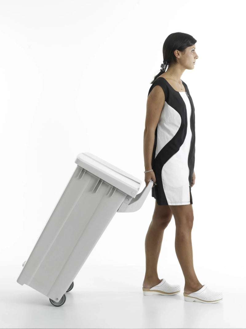 Mulher a transportar um Contentor do Lixo Profissional com Rodas 90L da TTS Derby XXL.