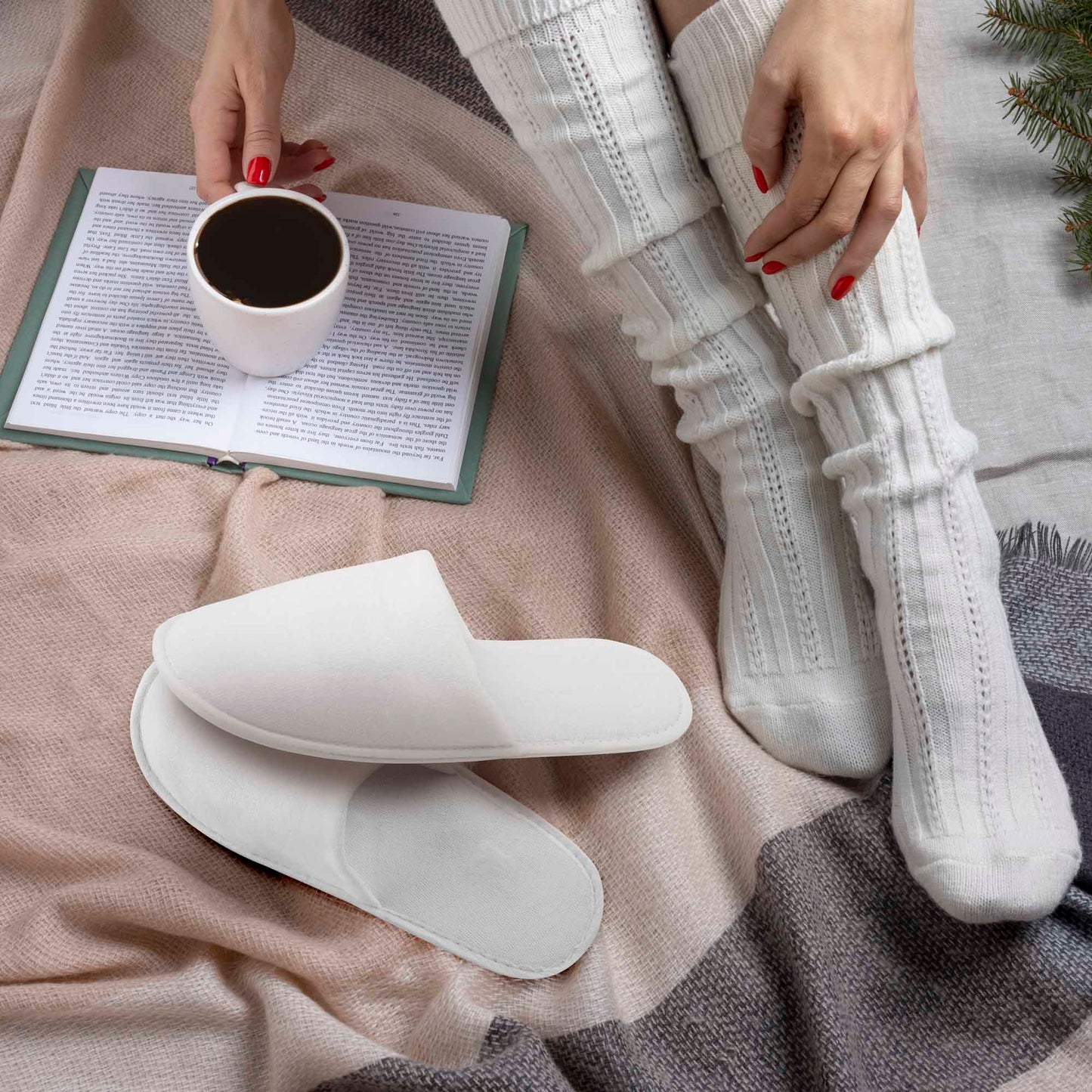 Chinelos de Quarto Fechados em ambiente confortável, com meias brancas e uma chávena de café