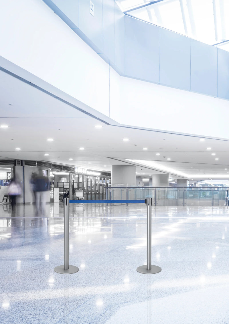 Coluna em Inox com Fita Extensível em espaço moderno, ideal para demarcar áreas.