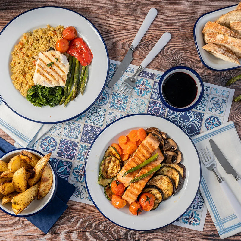 Toalhas de Mesa Offset Impressas Decoradas em mesa com pratos de comida, aproveitando decorações em azulejos para mesas de restaurantes e cafés