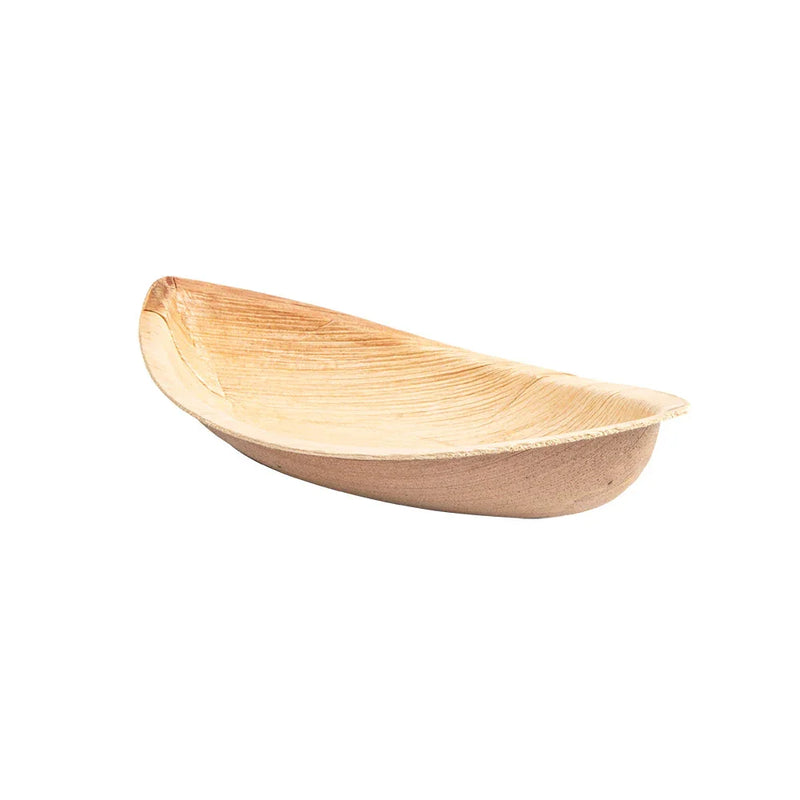 Bandeja Canoa Oval de Folha de Palmeira, ideal para serviços de catering e ambientes sustentáveis.