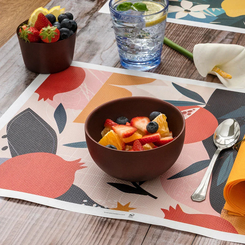 Toalhas de Mesa Offset Impressas Decoradas com frutas frescas e bebida em mesa de madeira.