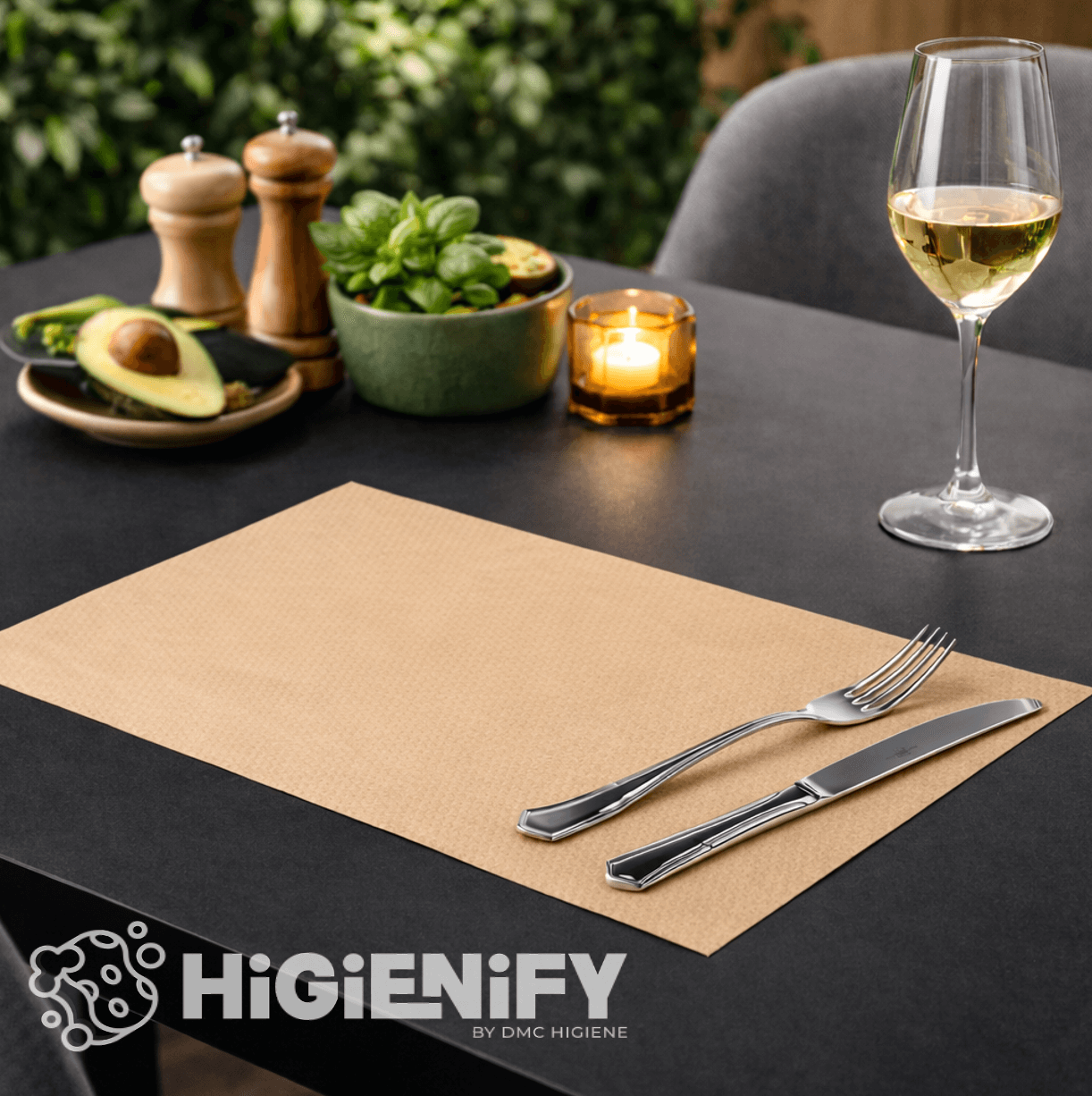 Toalhas de Mesa Individuais Kraft 30x40cm em mesa de restaurante de inspiração sustentável, com decoração elegantemente arrumada.