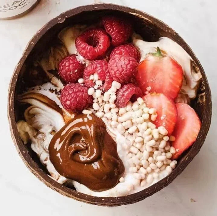 Bowl Redondo de Côco 350ml com açaí, framboesas, morangos e molho de chocolate.