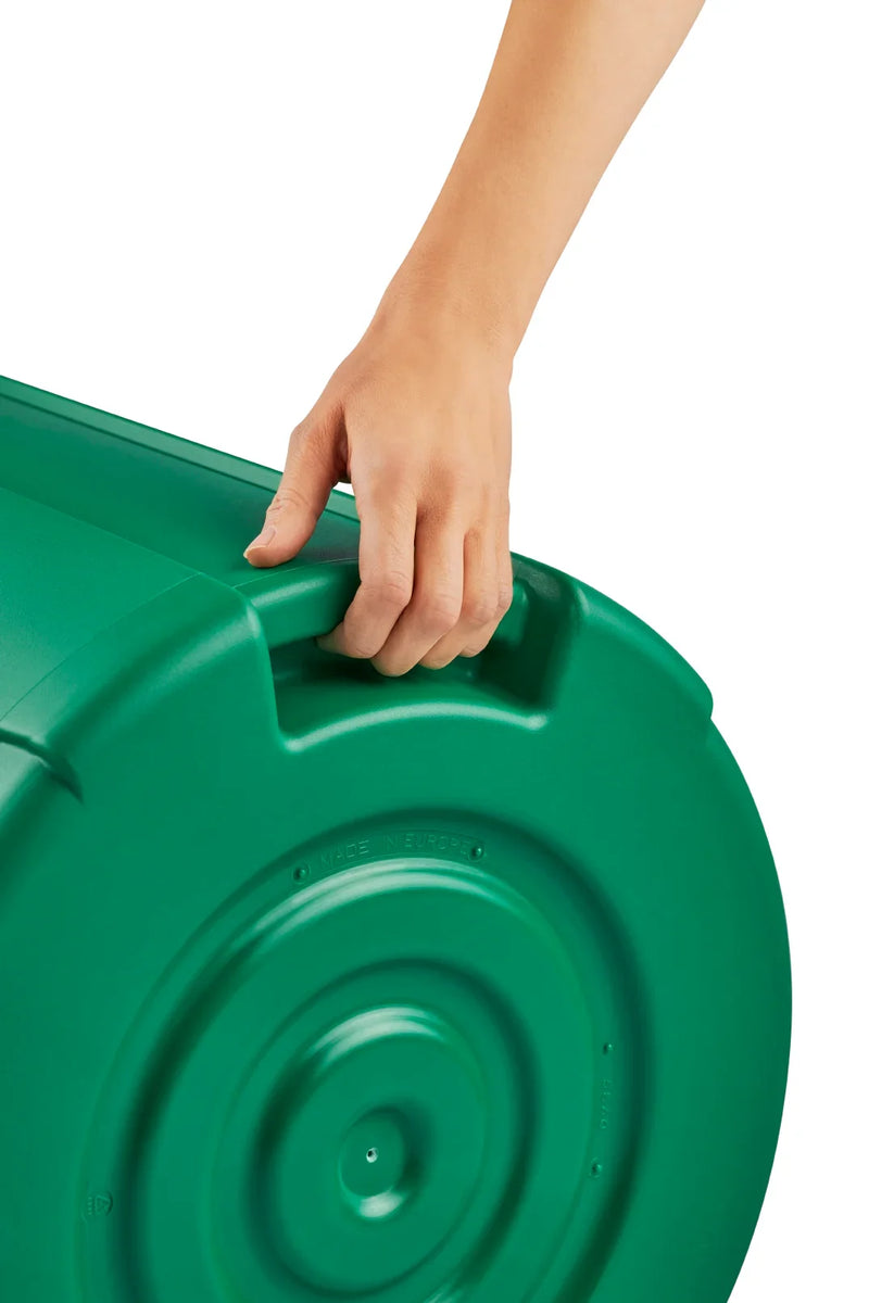 Contentor do Lixo Industrial Extra Forte com Tampa verde sendo manuseado por uma mão