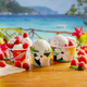 Taça de Cartão Decorada para Gelados 150ml com gelados e framboesas, ideal para servir gelados em ambientes estival.