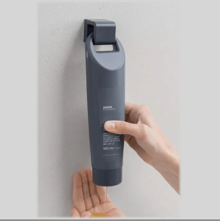 Champô e Condicionador Ecológico 2em1 ANYAH em formato Swing Me, sendo aplicado na mão, formato amenities, perfeito para hotéis e alojamentos locais.