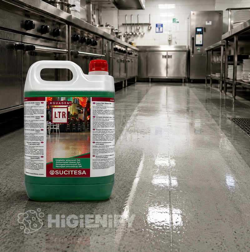 Detergente Multiusos Amoniacal em Gel de Alta Performance da marca AQUAGEN LTR da SUCITESA em utilização num ambiente de cozinha profissional