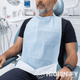 Babete Descartável para Adulto em uso durante atendimento odontológico, cor azul, com proteção e conforto.
