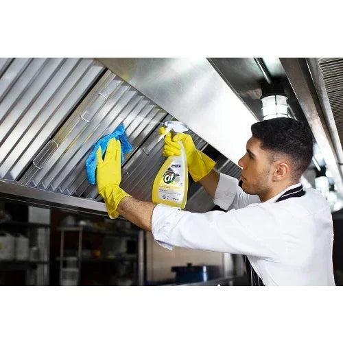 Desengordurante Forte Multiusos Cif Profissional Spray a uso na limpeza de uma cozinha industrial