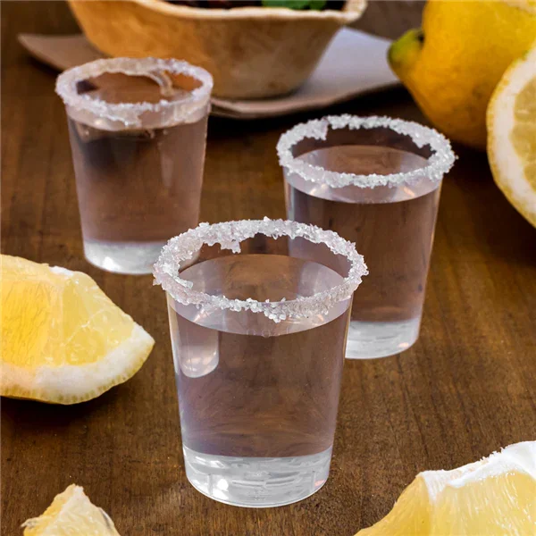 Copo Plástico PP Forte Reutilizável 40ml com bebida, ideal para servir shots em bares, discotecas e festas.