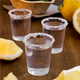 Copo Plástico PP Forte Reutilizável 40ml com bebida, ideal para servir shots em bares, discotecas e festas.