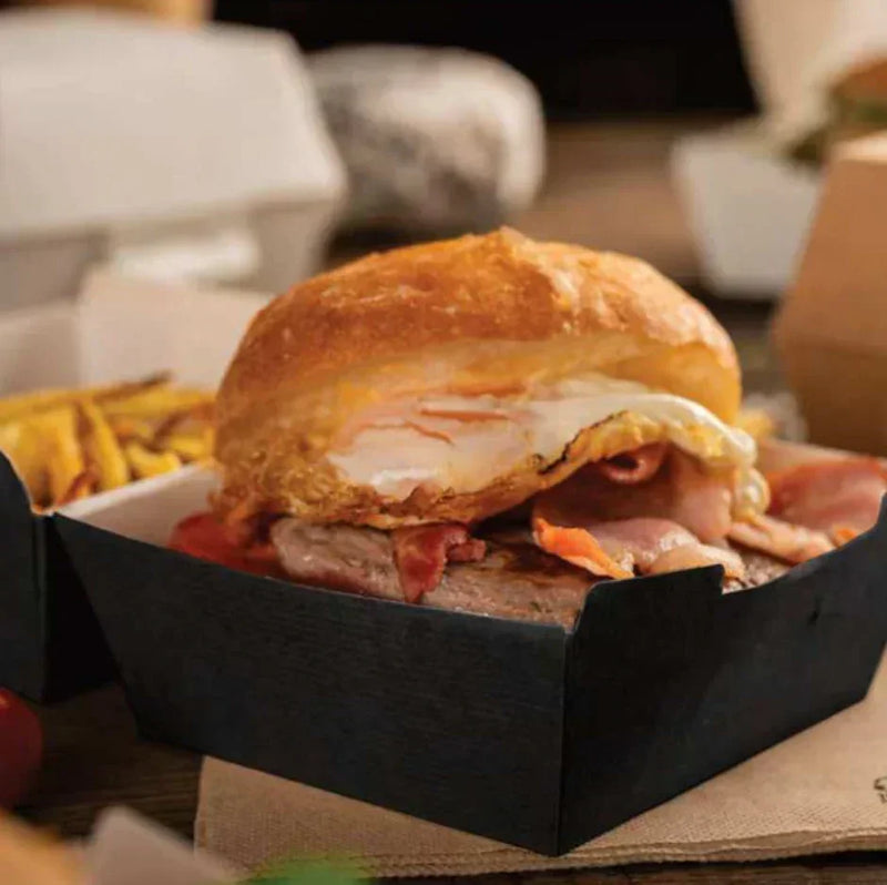 Caixa de Cartão para Panini Take Away Preta com sanduíche e batatas fritas, ideal para refeições rápidas.
