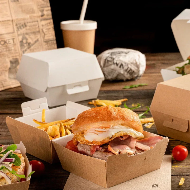 Caixa de Cartão para Panini Take Away Preta com sanduíche e batatas fritas, ideal para take away.