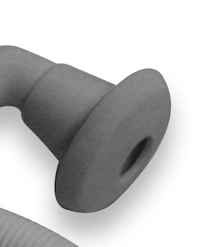 Detalhe da extremidade da Mangueira Flexível para Enchimento de Baldes de Lavagem da TTS, mostrando a textura e a forma.
