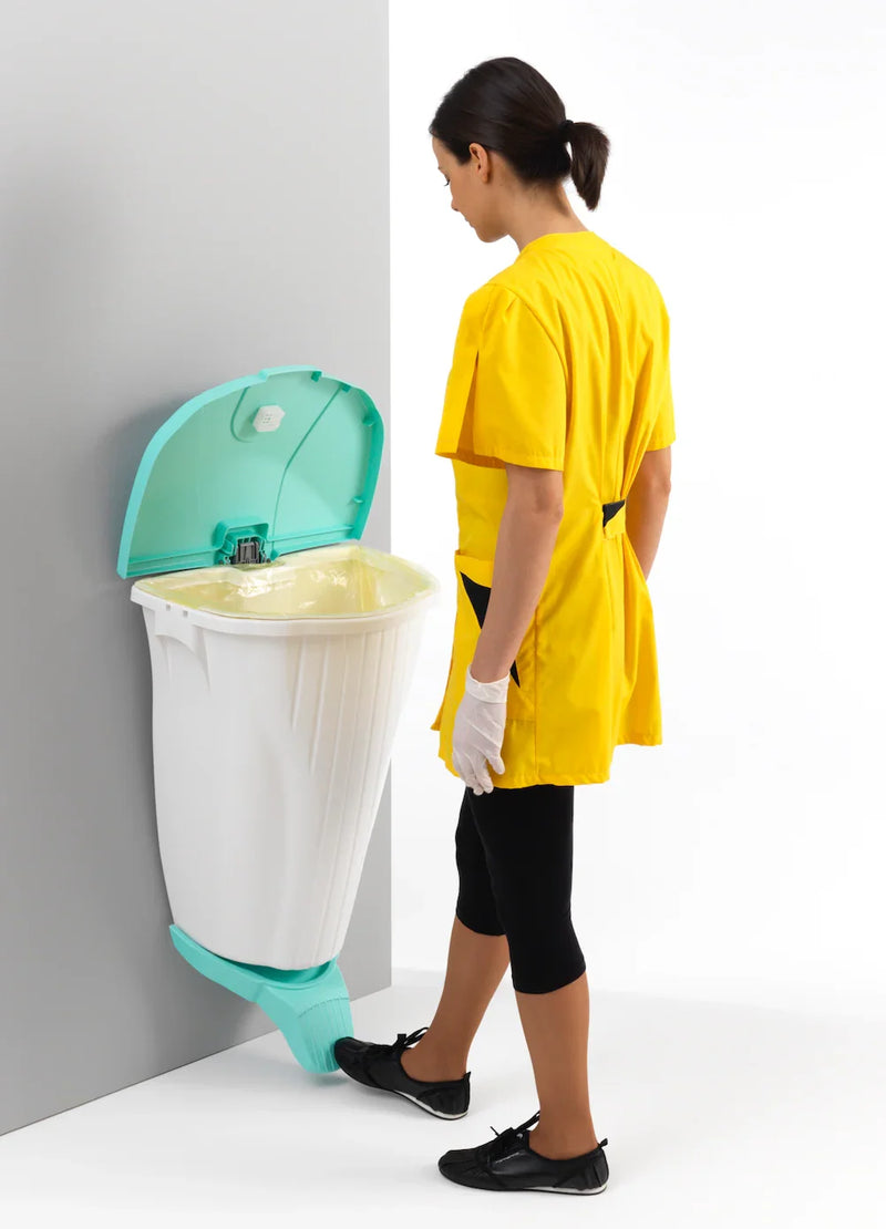 Funcionária usando o Balde de Lixo de Parede com Pedal TTS Wall Up para descartar resíduos.