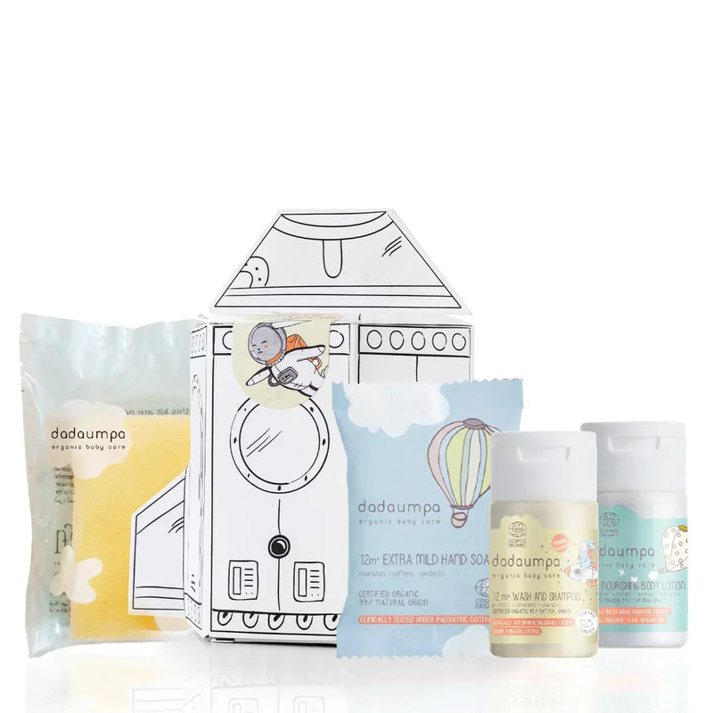 Produto Mini Kit de Banho de Viagem para Bebé da Dadaumpa, incluindo gel de banho e sabonete em pacote divertido.