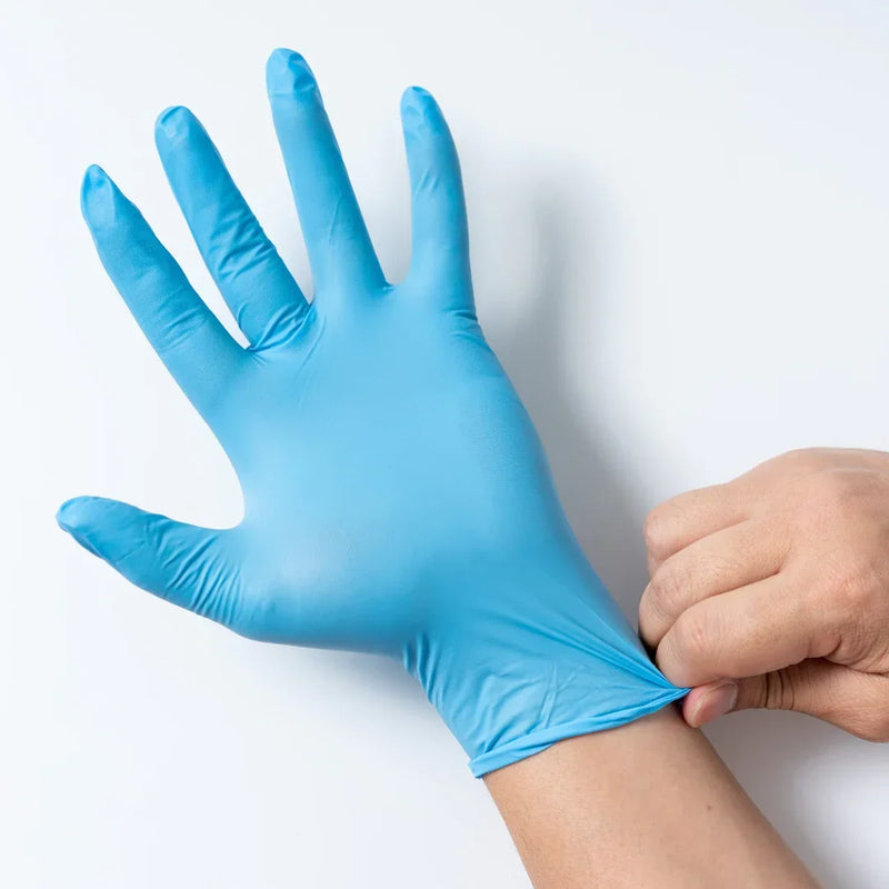 Luvas Nitrilo Azuis Descartáveis em mão, flexíveis e resistentes, gramagem de 3,5g, utilização em diversos setores.
