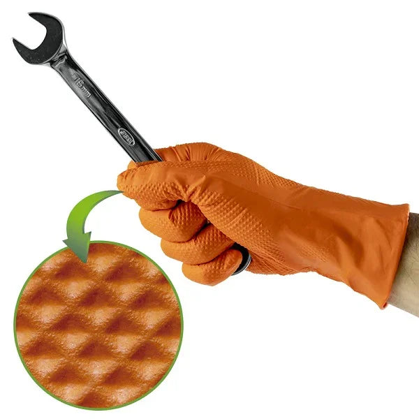 Luvas Nitrilo Laranja Descartáveis com textura antiderrapante, segurando uma chave inglesa.