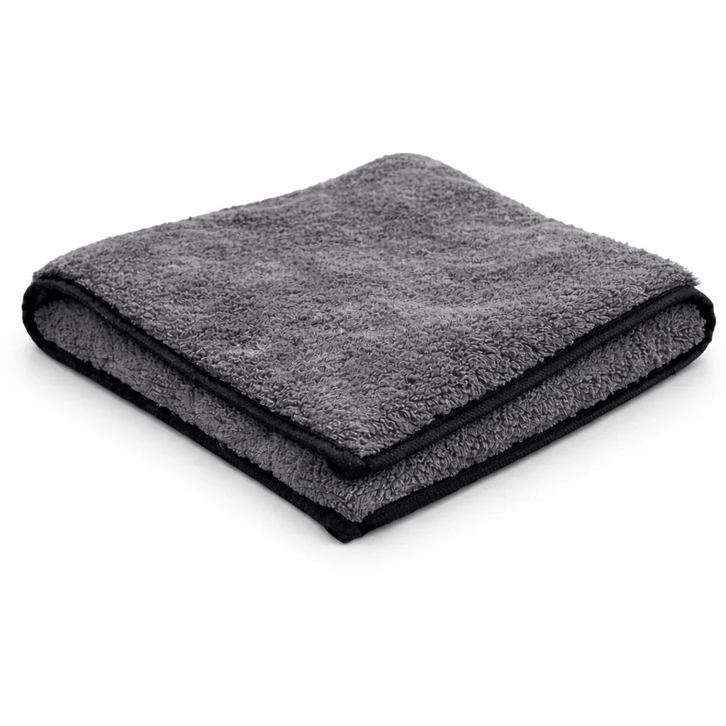 Pano Toalha Microfibra de Volume Extra dobrado, ideal para limpeza de alta performance e absorção.