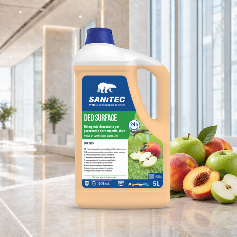 Detergente Pavimentos Neutro Extra Perfumado | 5L - SANITEC DEO SURFACE em ambiente moderno com maçãs.