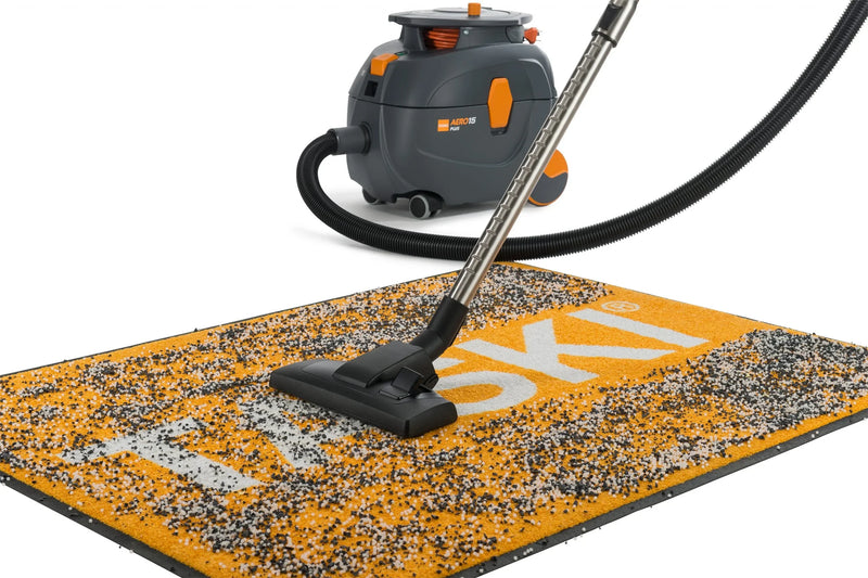 imagem de uso em carpete do Aspirador de Pó Profissional TASKI AERO 8