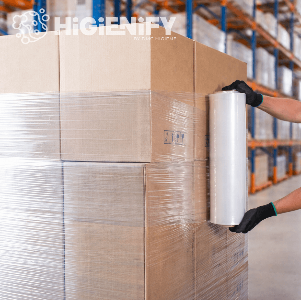 Filme Estirável Transparente Manual para Paletização aplicado em caixas empilhadas, mostrando resistência e flexibilidade.