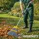 Vassoura de Jardinagem em Palheta Nylon com Cabo Extensível em uso por um jardineiro