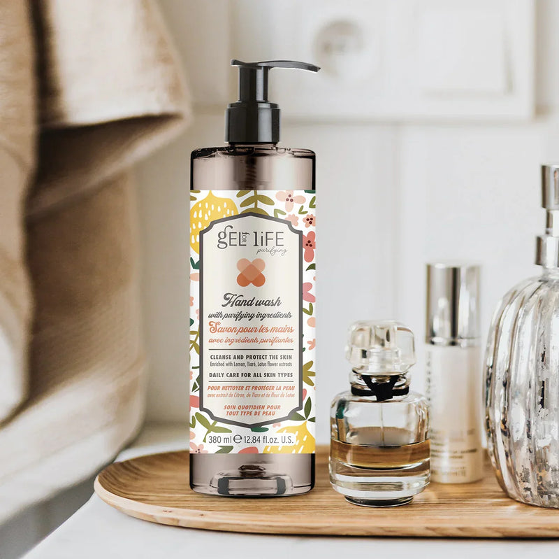 Sabonete Líquido AntiBacteriano GFL Purifying Hand Wash 380ml em frasco com pump, decorado com flores.