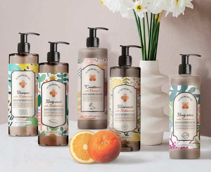 Sabonete Líquido AntiBacteriano GFL Purifying Hand Wash com outros produtos de cuidados pessoais em um ambiente elegante.