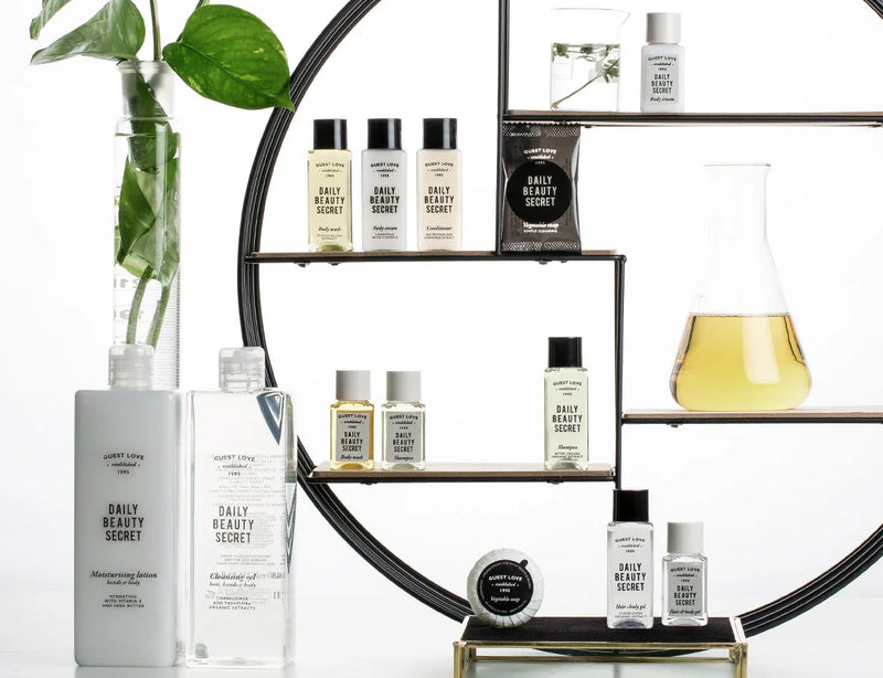 Leite Hidratante Corporal Guest Love 5L Recarga e produtos da linha Daily Beauty Secret em exibição, para uso em hotelaria e alojamentos locais
