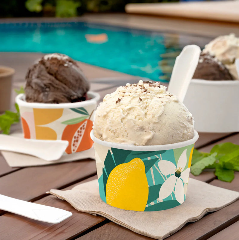 Taça de Cartão Decorada para Gelados 90ml com bolas de gelado ao lado de uma piscina.