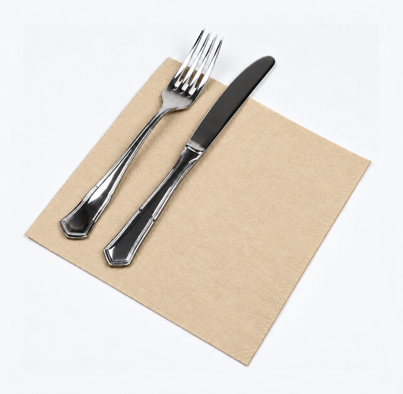 Guardanapos de Mesa Kraft Nature Folha Dupla PPP 33x33cm com talheres em cima de uma mesa.